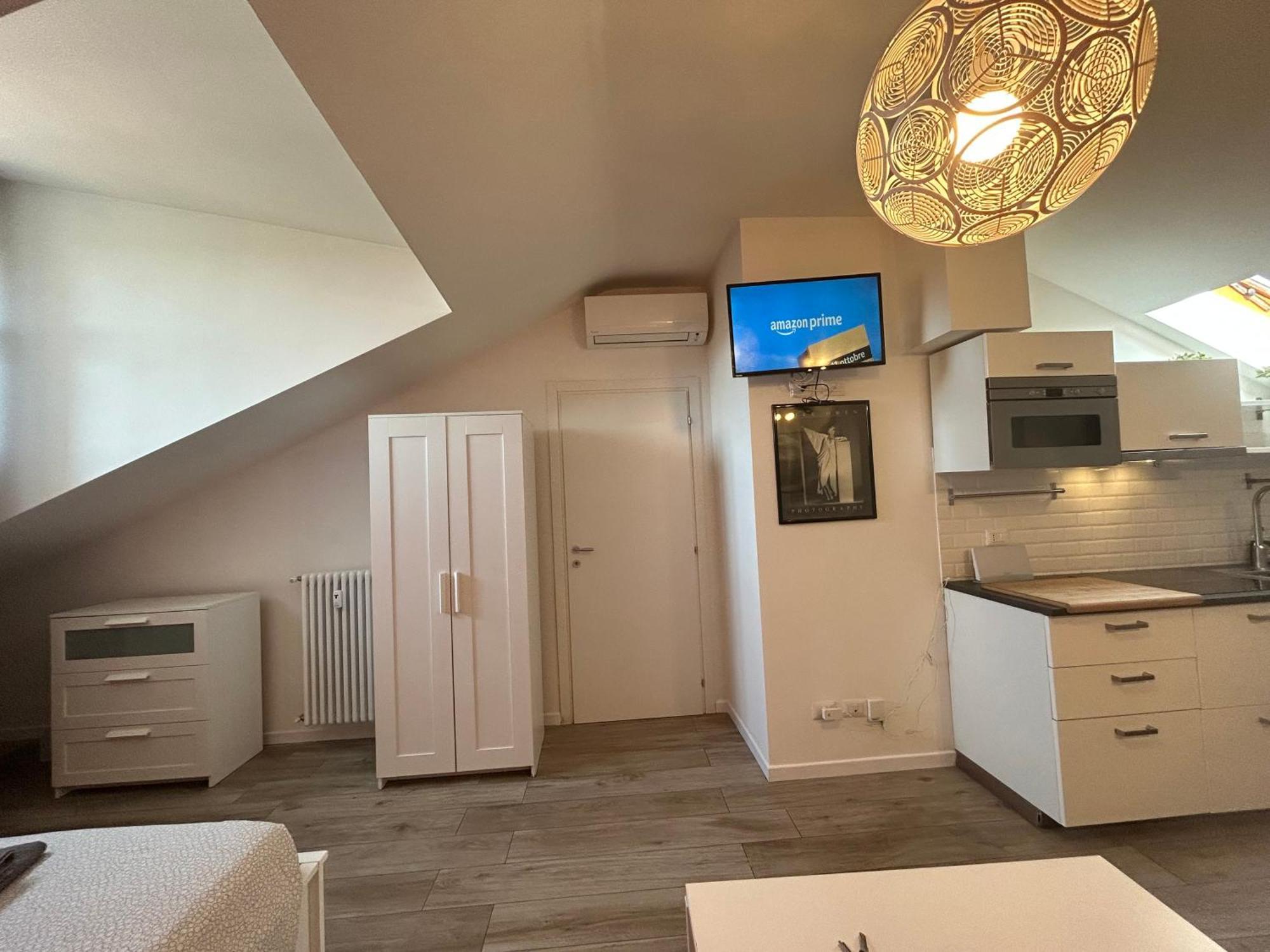 Apartamento Mansarda Open Space Vicino Zona Isola Milán